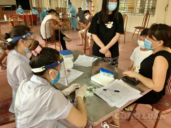 Nhiều điểm xét nghiệm Test nhanh Covid-19 tại Hà Nội đang quá tải do số người đến tăng mạnh