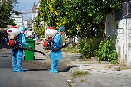 Cơ quan chức năng tỉnh Bình Thuận phun khử khuẩn phòng, chống dịch Covid - 19. Ảnh: TL.