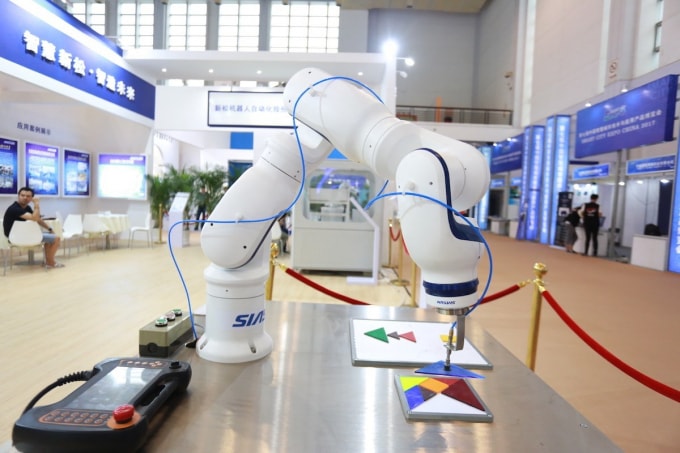 Một cánh tay robot được chế tạo bởi China Siasun Robot & Automatic - Ảnh: AFP