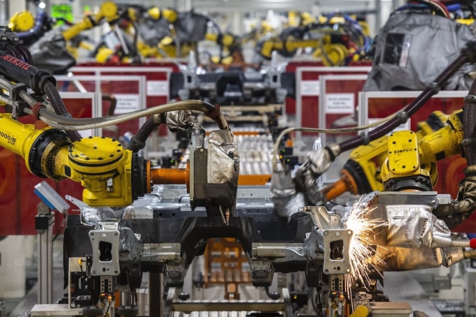 Các robot công nghiệp của Fanuc đến từ Nhật Bản được nhìn thấy trên dây chuyền sản xuất hoàn toàn tự động tại trụ sở sản xuất xe hơi khổng lồ của Đức, Volkswagen, tại Wolfsburg, miền bắc nước Đức - Ảnh: AFP / John MacDougall