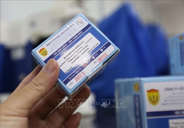 Bộ kit test nhanh SARS-CoV-2 do Học viện Quân y chủ trì, phối hợp với Công ty Cổ phần Công nghệ Việt Á thực hiện nhằm phục vụ công tác phòng, chống dịch COVID-19. Ảnh: TTXVN