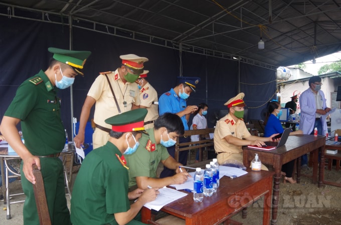 Các lực lượng túc trực làm việc tại điểm kiểm soát số 06 trên Quốc lộ 1A ở thị trấn Lăng Cô, huyện Phú Lộc, tỉnh Thừa Thiên Huế.
