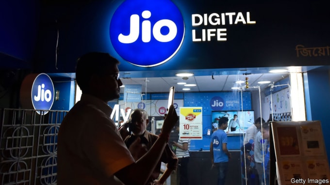 Jio, được điều hành bởi Mukesh Ambani, là người giàu nhất Ấn Độ, để cạnh tranh với Amazon, Walmart và Vodafone. Ảnh: Getty