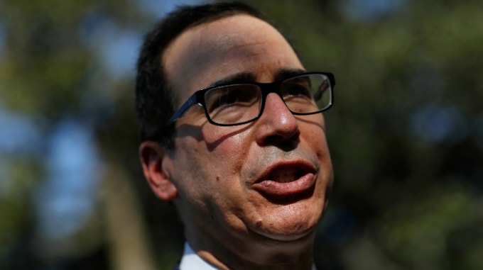 Bộ trưởng Tài chính Hoa Kỳ Steven Mnuchin nói chuyện với các phóng viên tại Nhà Trắng vào ngày 29 tháng 7. Ảnh: Reuters