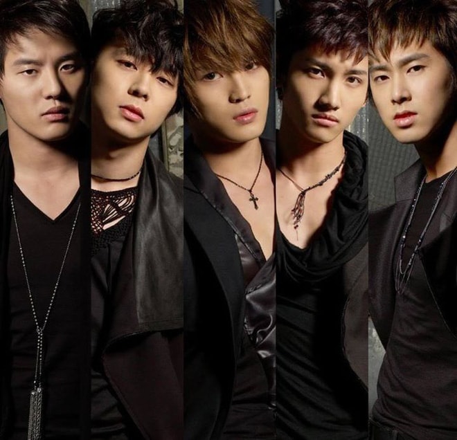 Park Yoochun (thứ 2 từ trái qua phải) từng là thành viên nhóm nhạc huyền thoại DBSK.