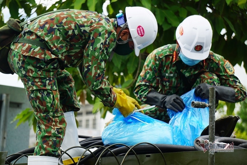 Hình ảnh các chiến sĩ pha hóa chất và kiểm tra hệ thống vòi phun trước khi di chuyển. Ảnh: Vietnamnet.