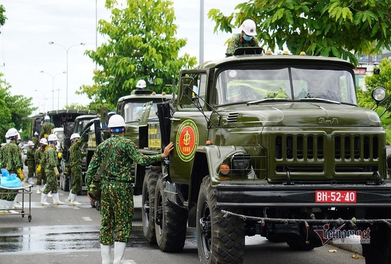 Lúc 13h đoàn xe đặc chủng có mặt trước Trung tâm Y tế quận Sơn Trà. Ảnh: Vietnamnet.