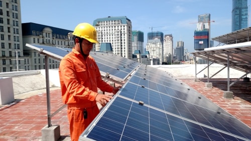 Lắp đặt điện mặt trời trên mái nhà thể hiện rõ những ưu điểm như giảm chi phí tiền điện, không tốn diện tích đất khi lắp đặt, chống nóng hiệu quả cho công trình, góp phần bảo vệ môi trường. Ảnh minh họa