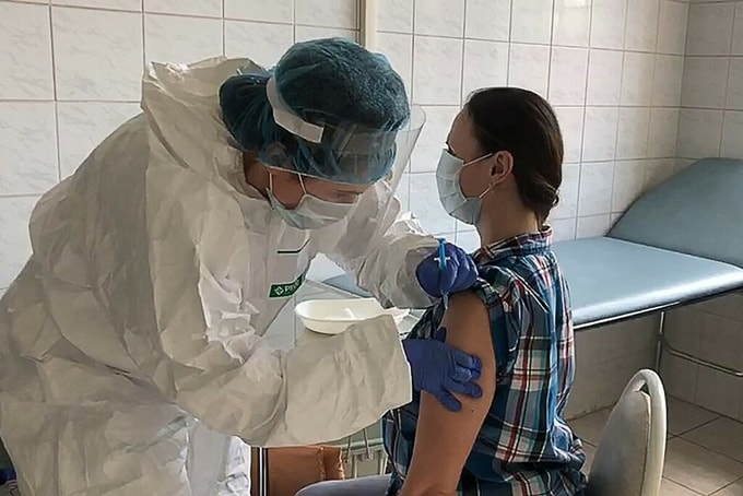 Một tình nguyện viên được tiêm thử vaccine tại Đại học Y Sechenov, tháng 7/2020. Ảnh: Văn phòng Báo chí Đại học Y Sechenov.