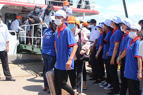 Các thí sinh đeo khẩu trang, dùng nước sát khuẩn đảm bảo an toàn sức khỏe. Ảnh: TL.