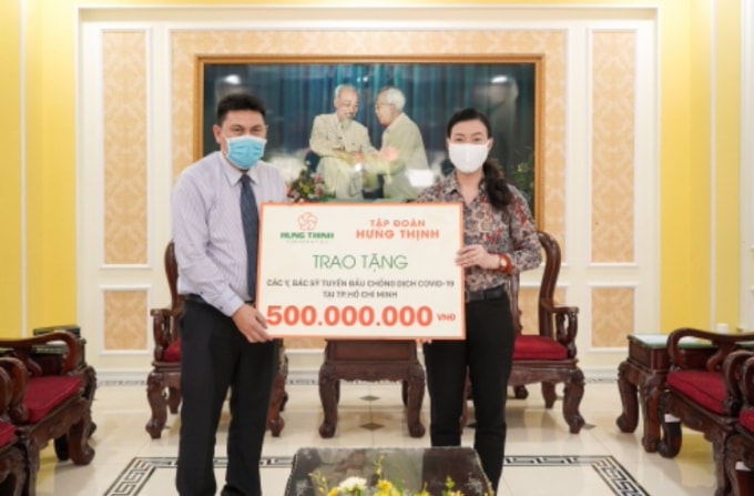 Ông Nguyễn Nam Hiền – Phó Tổng Giám đốc Tập đoàn Hưng Thịnh trao tặng 500 triệu đồng cho đội ngũ Y, Bác sĩ tuyến đầu chống dịch Covid-19 tại TP.HCM thông qua Ủy ban MTTQ Việt Nam TP.HCM (31/3/2020).