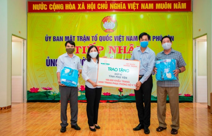 Thông qua Ủy ban MTTQ Việt Nam tỉnh Phú Yên, đại diện Tập đoàn Hưng Thịnh trao tặng các trang thiết bị y tế phòng chống dịch Covid-19 cho tỉnh Phú Yên (29/4/2020)