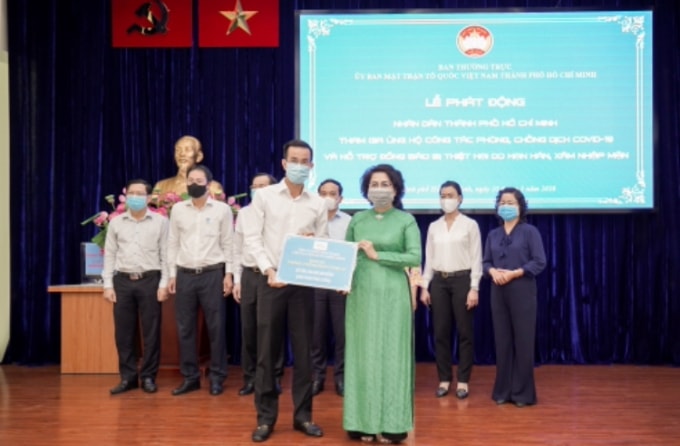 Đại diện Tập đoàn Hưng Thịnh – Ông Cao Minh Hiếu – Phó Tổng Giám đốc Hưng Thịnh Land trao 500 triệu đồng hỗ trợ phòng, chống dịch Covid-19 tại TP.HCM (20/3/2020)