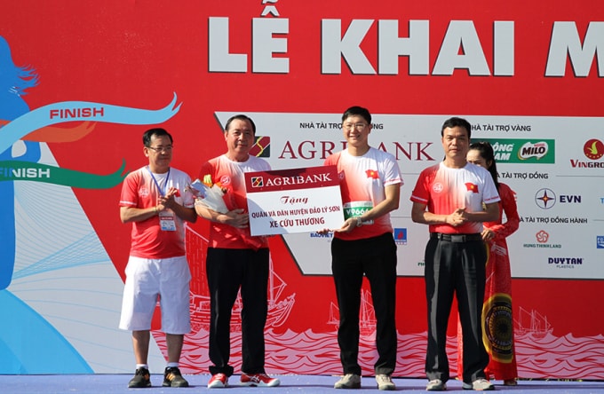 Ông Tiết Văn Thành - Tổng giám đốc Agribank (Thứ 2 từ bên trái) trao tặng xe cứu thương cho quân và dân huyện đảo Lý Sơn,