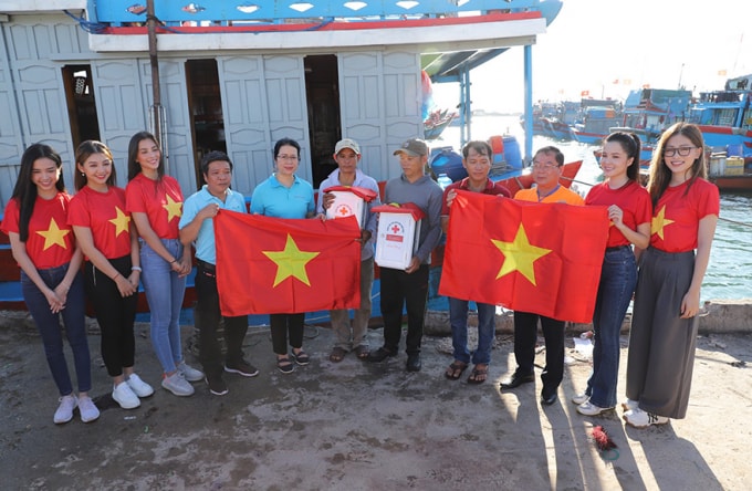 Bà Nguyễn Thị Phượng - Phó Tổng Giám đốc, Trưởng Ban chỉ đạo Phát triển thanh niên Agribank tặng cờ và tủ thuốc cho bà con ngư dân