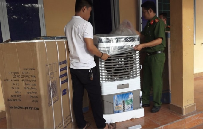 Số hàng hóa không có hóa đơn chứng từ chứng minh nguồn gốc xuất xứ. Ảnh: Công an Quảng Bình