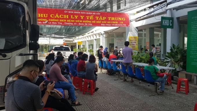 Nhiều chuyên gia y tế cho rằng, các ngành chức năng nên tính tới phương án phân tầng xử lý bệnh nhân Covid-19 nếu xảy ra trường hợp dịch bệnh lan rộng trong cộng đồng.