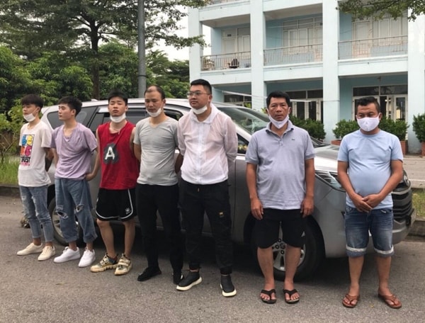 Nhóm người Trung Quốc nhập cảnh trái phép vào Việt Nam đang di chuyển trên trên cao tốc Nội Bài - Lào Cai thì bị phát biện, bắt giữ