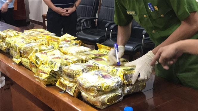 Tang vật 120 kg ma túy đá, ketamin, thuốc lắc, 19 bánh heroin đã được lực lượng chức năng thu giữ. Ảnh: TTXVN