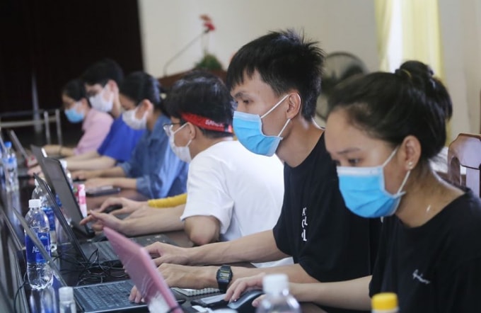 Các thành viên trong tổ tình nguyện đang nhập số liệu từ địa bàn gửi về.