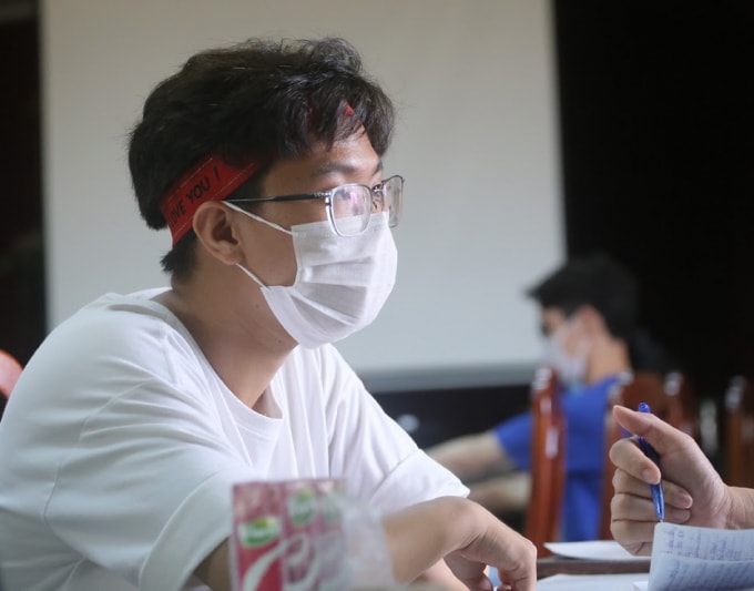 Tân cử nhân Nguyễn Thanh Vũ (áo trắng) - Khoa Y tế Công cộng, Trường ĐH Kỹ thuật Y – Dược Đà Nẵng.
