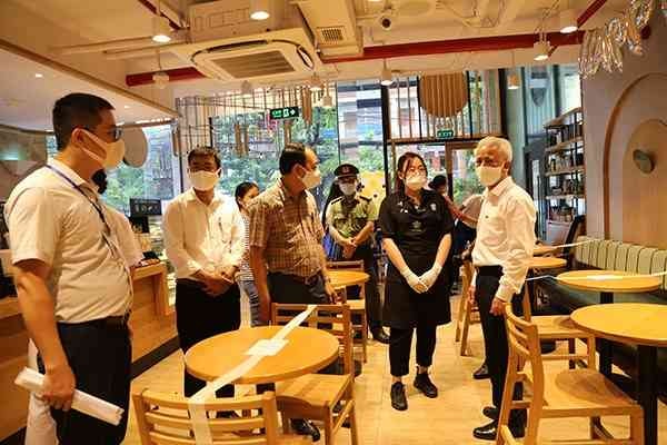 Phó chủ tịch UBND thành phố Nguyễn Đình Chuyến kiểm tra cơ sở kinh doanh tại Văn Cao, Ngô Quyền, Hải Phòng
