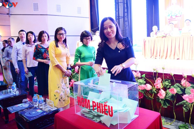 Các đại biểu bỏ phiếu tại Đại hội.