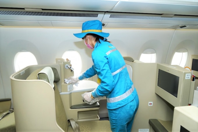Vệ sinh khử khuẩn tàu bay trước khi khởi hành