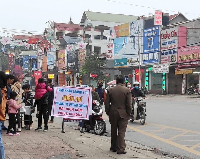 Nhiều điểm phát khẩu trang miễn phí.