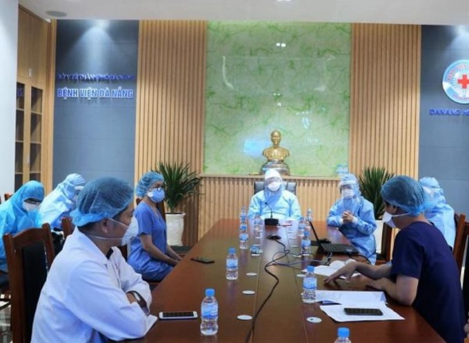 Ông Huỳnh Đức Thơ (ngồi giữa) kiểm tra BV Đà Nẵng. Ảnh: TL.
