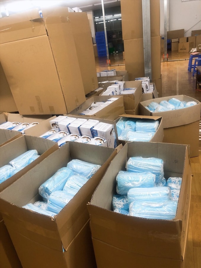 Những thùng khẩu trang 4 lớp nhưng không có lớp vi lọc khuẩn sắp được đưa đi tiêu thụ. Ảnh: TL.