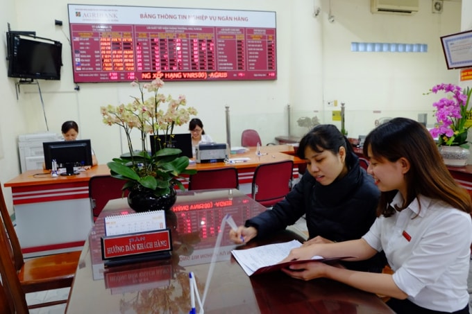 Nhân viên Agribank hướng dẫn khách hàng đăng ký và sử dụng dịch vụ nộp thuế điện tử qua Internet Banking của Agribank.