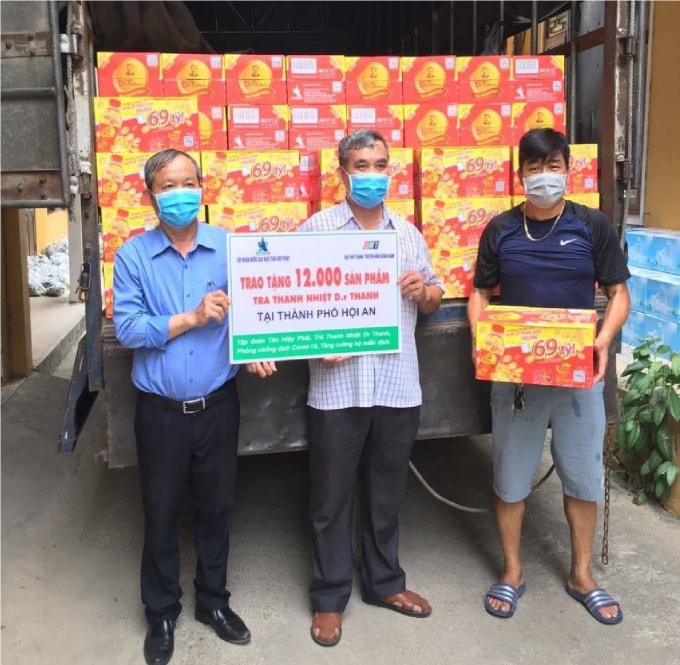 Cùng lúc đó, 12.000 sản phẩm Trà Thanh Nhiệt Dr Thanh khác cũng được trao tặng cho thành phố Hội An.
