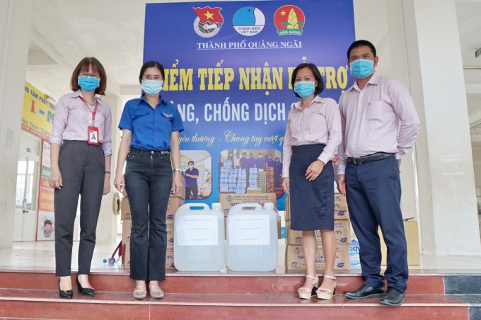 Đại diện BSR trao tặng tặng 50 lít dung dịch rửa tay khô, sát khuẩn tại điểm tiếp nhận Thành Đoàn Quảng Ngãi.