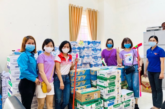 CBCNV BSR trao quà tại điểm tiếp nhận hỗ trợ phòng chống dịch bệnh Covid-19 Thành đoàn Quảng Ngãi.
