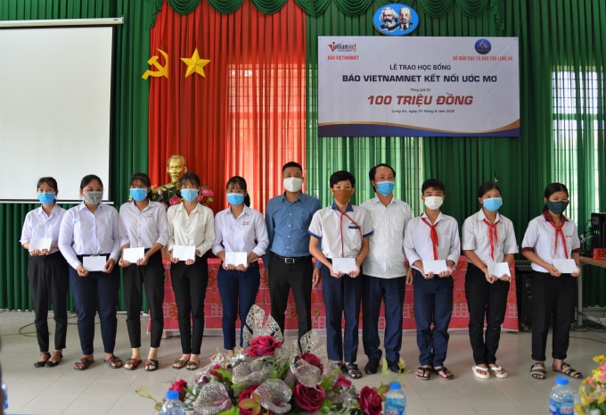 Ông Nguyễn Huy Thiêm - Đại diện Him Lam Land và đại điện đơn vị tổ chức trao quà cho các em học sinh nghèo vượt khó.