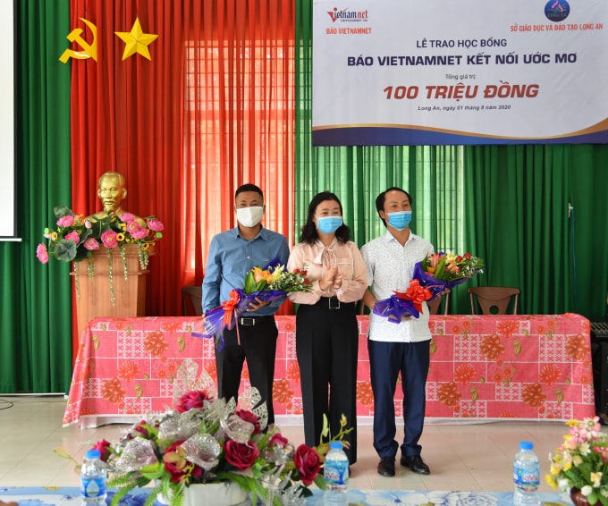 Bà Lê Thị Song An - Phó Giám đốc Sở Giáo dục và Đào tạo Long An trao hoa cảm ơn cho đại điện đơn vị tổ chức và tài trợ.