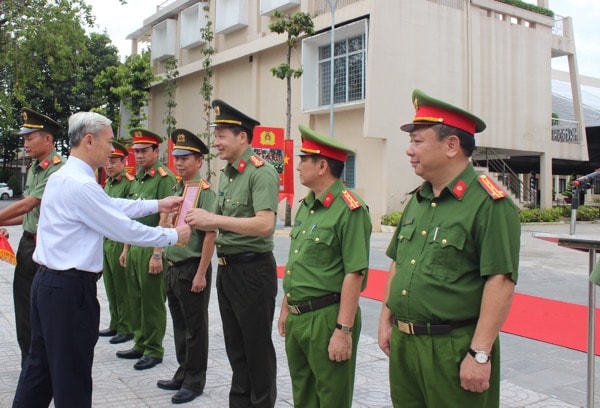 Bí thư Tỉnh ủy Nguyễn Phú Cường trao thư khen cho Đại tá Vũ Hồng Văn, Giám đốc Công an tỉnh.