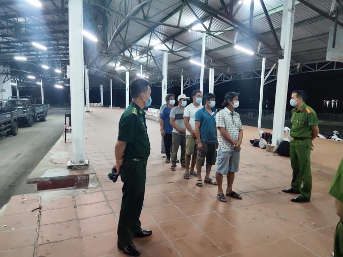 Nhóm 6 ngư dân đi theo ven biển để ra Huế trốn khỏi vùng dịch Đà Nẵng.