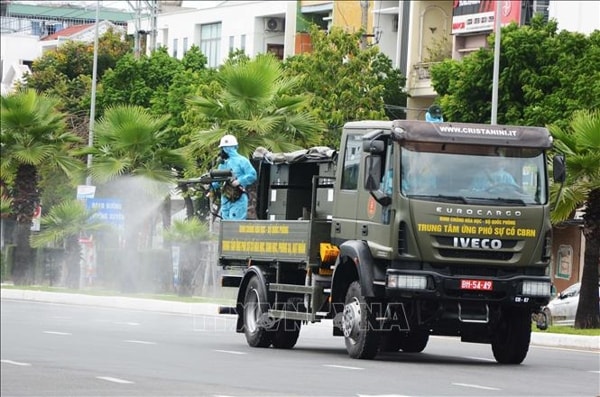Binh chủng hóa học phun khử khuẩn trên các tuyến đường quận Sơn Trà (Đà Nẵng). Ảnh: TTXVN