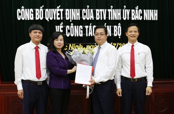 Ông Nguyễn Nhân Chinh (thứ hai từ phải qua) nhận quyết định giữ chức Bí thư Thành ủy Bắc Ninh. Ảnh: Tỉnh đoàn Bắc Ninh