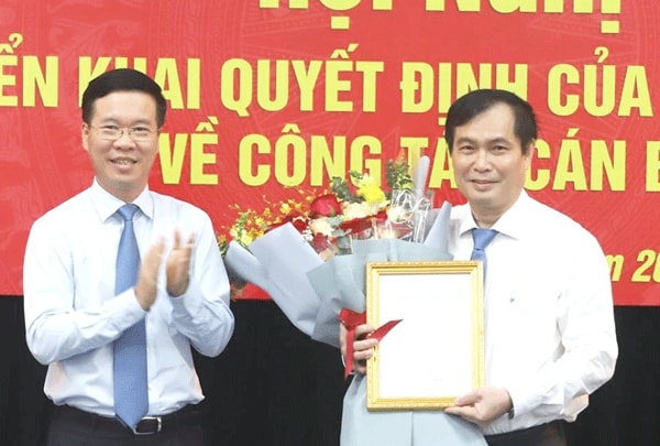Trưởng Ban Tuyên giáo Trung ương Võ Văn Thưởng chúc mừng ông Phan Xuân Thuỷ
