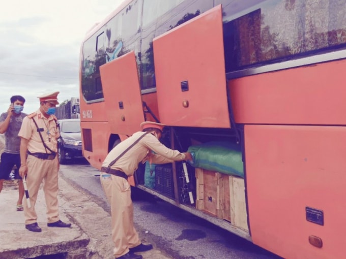 CSGT Hà Tĩnh kiểm tra chiếc xe khách chở khẩu trang 