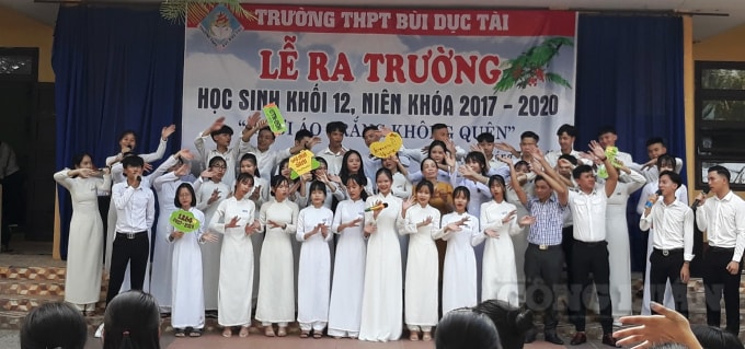 Học sinh trường THPT Bùi Dục Tài (Hải Lăng), làm lễ ra trường, chuẩn bị tinh thần để làm bài tốt trong kỳ thi tốt nghiệp THPT.