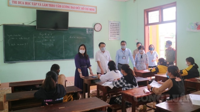 Ông Hà Sỹ Đồng, Phó Chủ tịch Thường trực UBND tỉnh Quảng Trị kiểm tra cơ sở vật chất tại trường học trước khi kỳ thi.