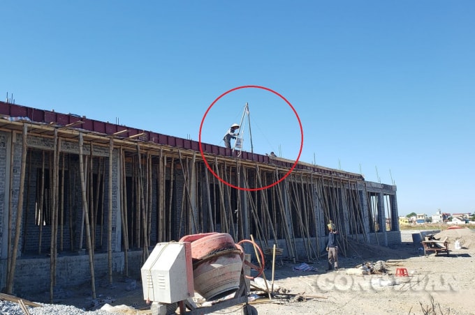 Các công nhân làm việc trong điều kiện không có các biện pháp bảo đảm an toàn lao động.