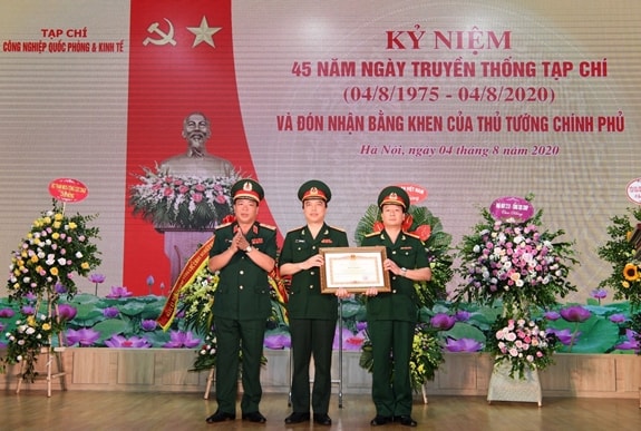 Thừa ủy quyền của Thủ tướng Chính phủ, Trung tướng Trần Hồng Minh, Chủ nhiệm Tổng cục Công nghiệp quốc phòng đã trao Bằng khen của Thủ tướng Chính phủ tặng Tạp chí CNQP&KT. Ảnh Phú Sơn