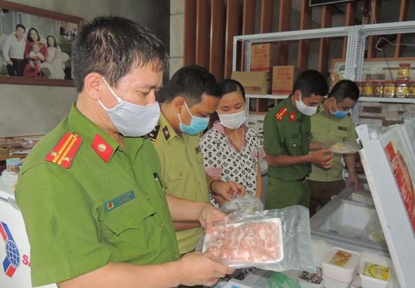 Công an Hà Nam phát hiện gần 2 tấn thực phẩm không rõ nguồn gốc tại cơ sở kinh doanh thực phẩm Thanh Nga (Ảnh Báo Hà Nam)