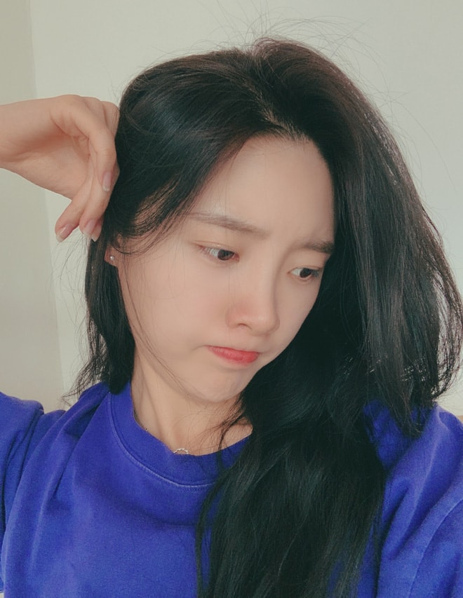 Makeup đã nhẹ nhàng, về khoản làm tóc Trương Nguyệt cũng đơn giản vô cùng.