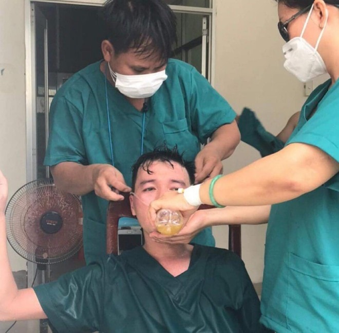 Các y/ bác sĩ đang giúp nhau chống lại sự mệt mỏi khi phải làm việc liên tục.